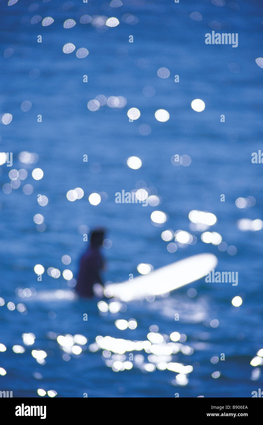Surfer sitzen an Bord beim warten auf einer Welle Stockfoto