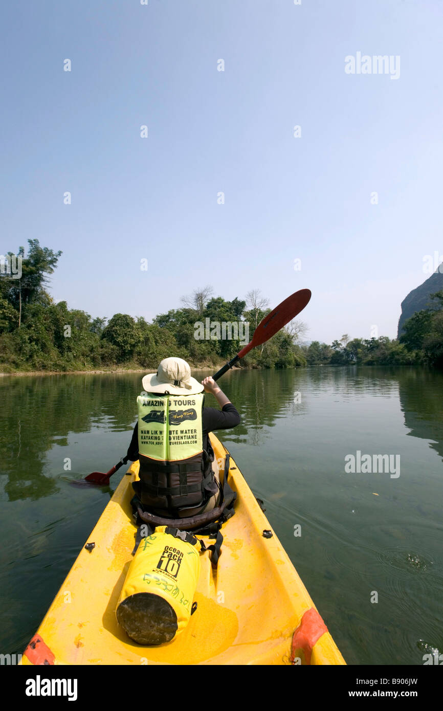 Laos, Provinz Vientiane, Vang Vieng, Nam Song River, Kajak, Frau. Stockfoto