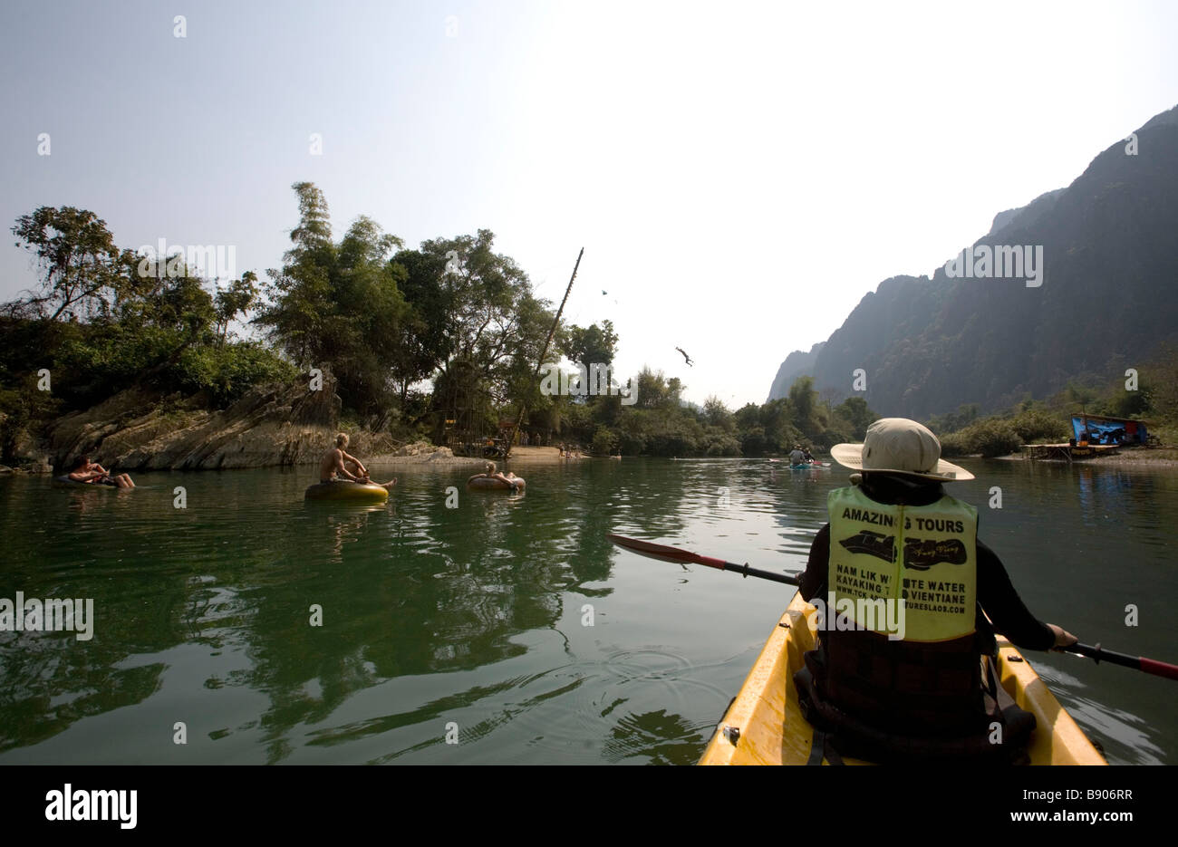 Laos, Provinz Vientiane, Vang Vieng, Nam Song River, Kajak, Frau, Knollen, Kalksteinhügel. Stockfoto