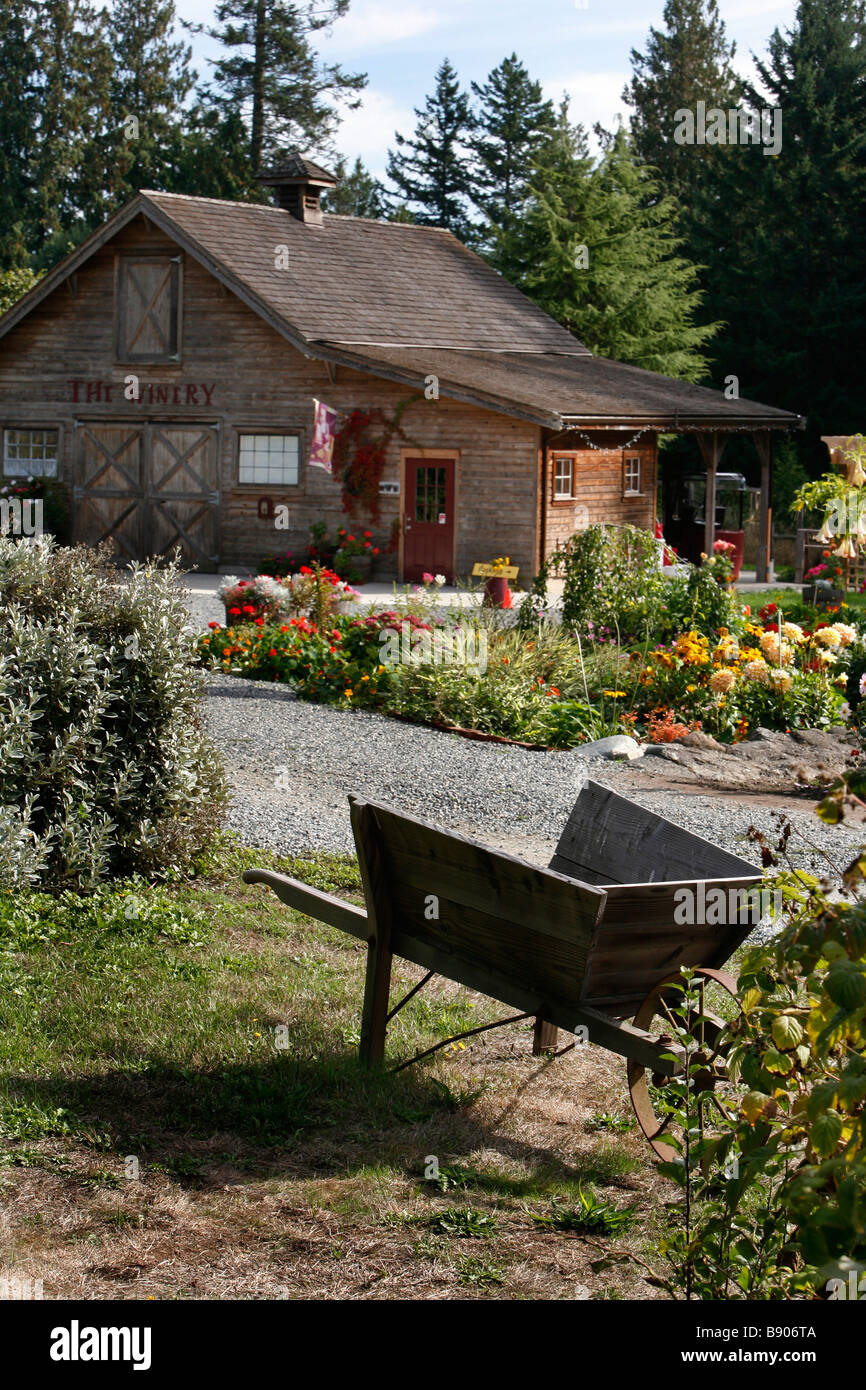 Weinkellerei und Schubkarre auf dem Starling Lane Weingut auf der Saanich-Halbinsel in der Nähe von Victoria, British Columbia, Kanada. Stockfoto