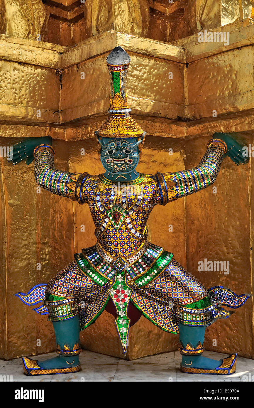Thailand, Bangkok, Grand Palace, Tempel des Smaragd-Buddha, Yaksha unterstützende goldene chedi Stockfoto