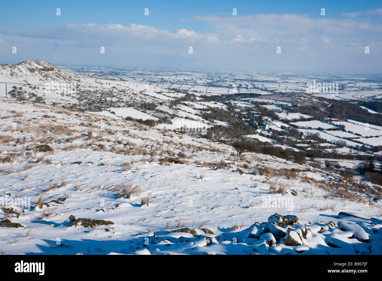 Scharfe Tor und Dartmoor bedeckt im Schnee von der Cheesewring Stockfoto