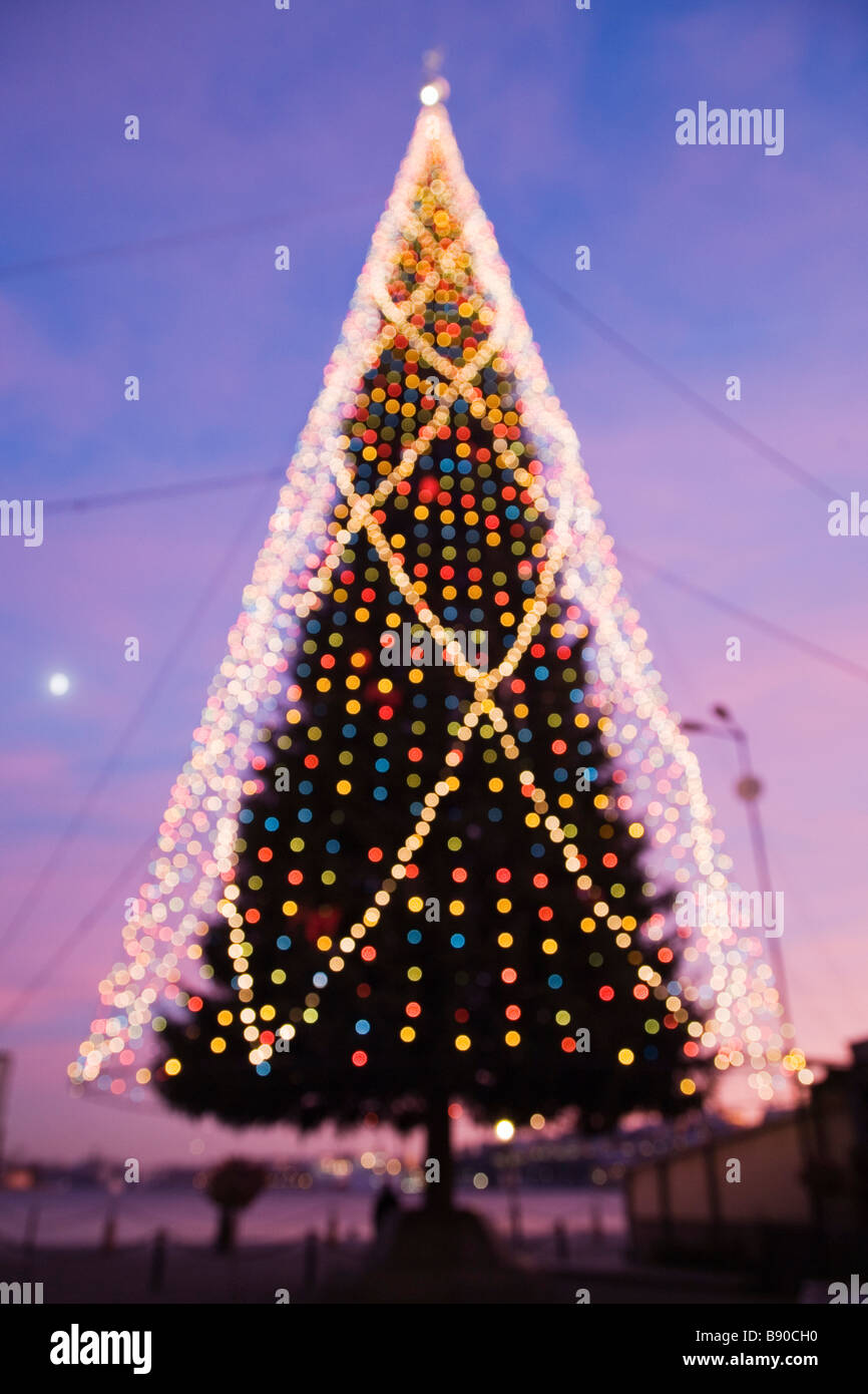 Ein Weihnachtsbaum in der Nacht. Stockfoto