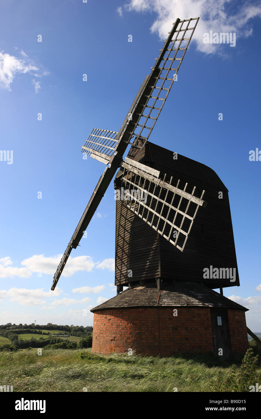 Brill-Windmühle ist ein schönes Beispiel für eine Postmill und eine der ältesten im Land auf einem Hügel im Dorf Buckinghamshire Stockfoto