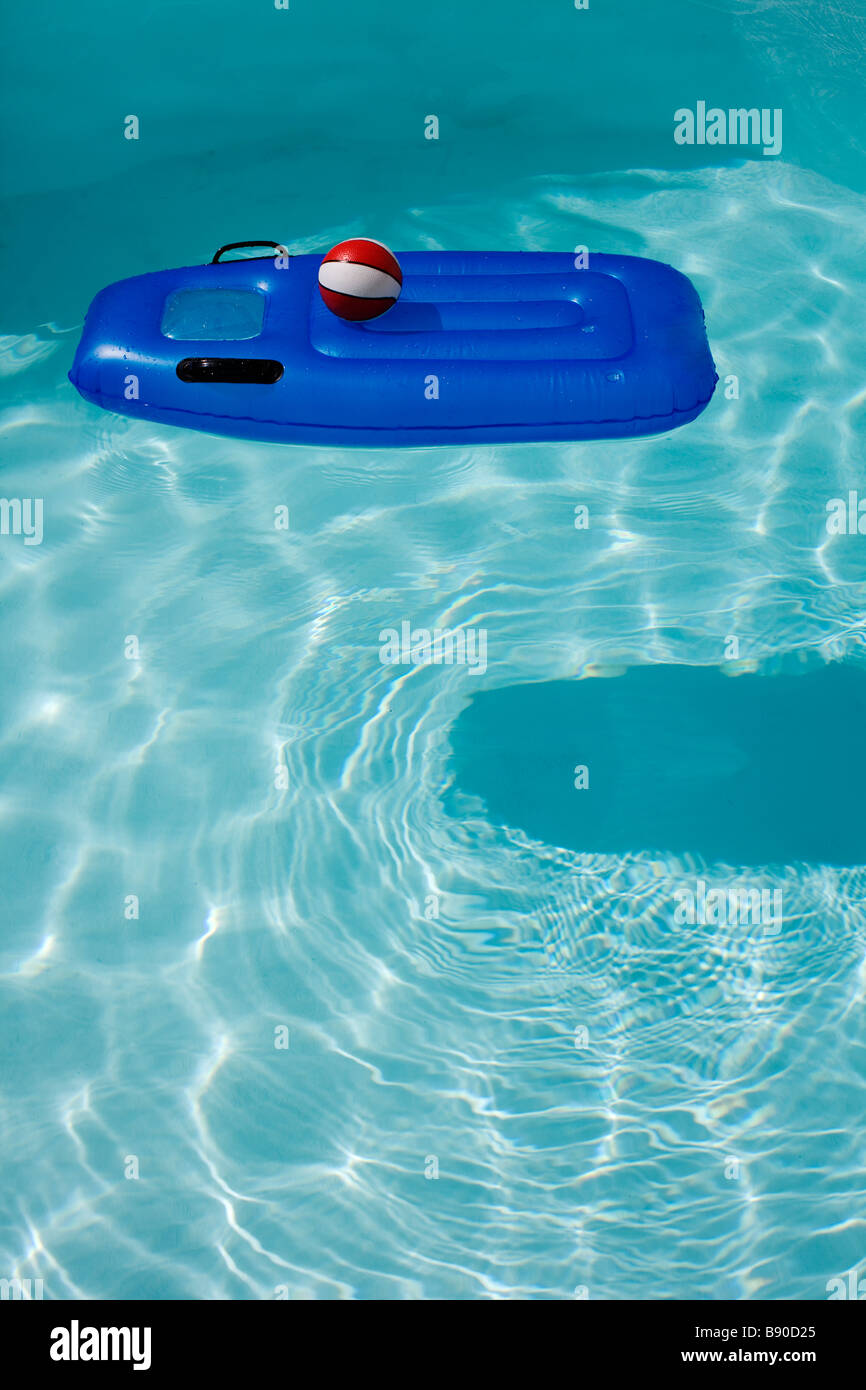 Luftmatratze in einem Schwimmbad der Kanarischen Inseln. Stockfoto