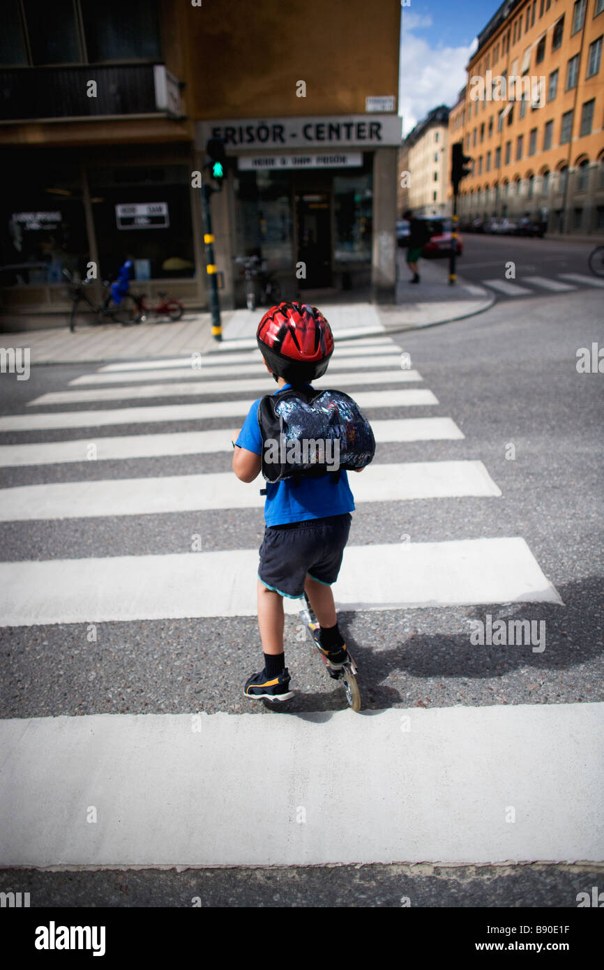 Ein Junge auf einem Fußgängerüberweg Schweden. Stockfoto