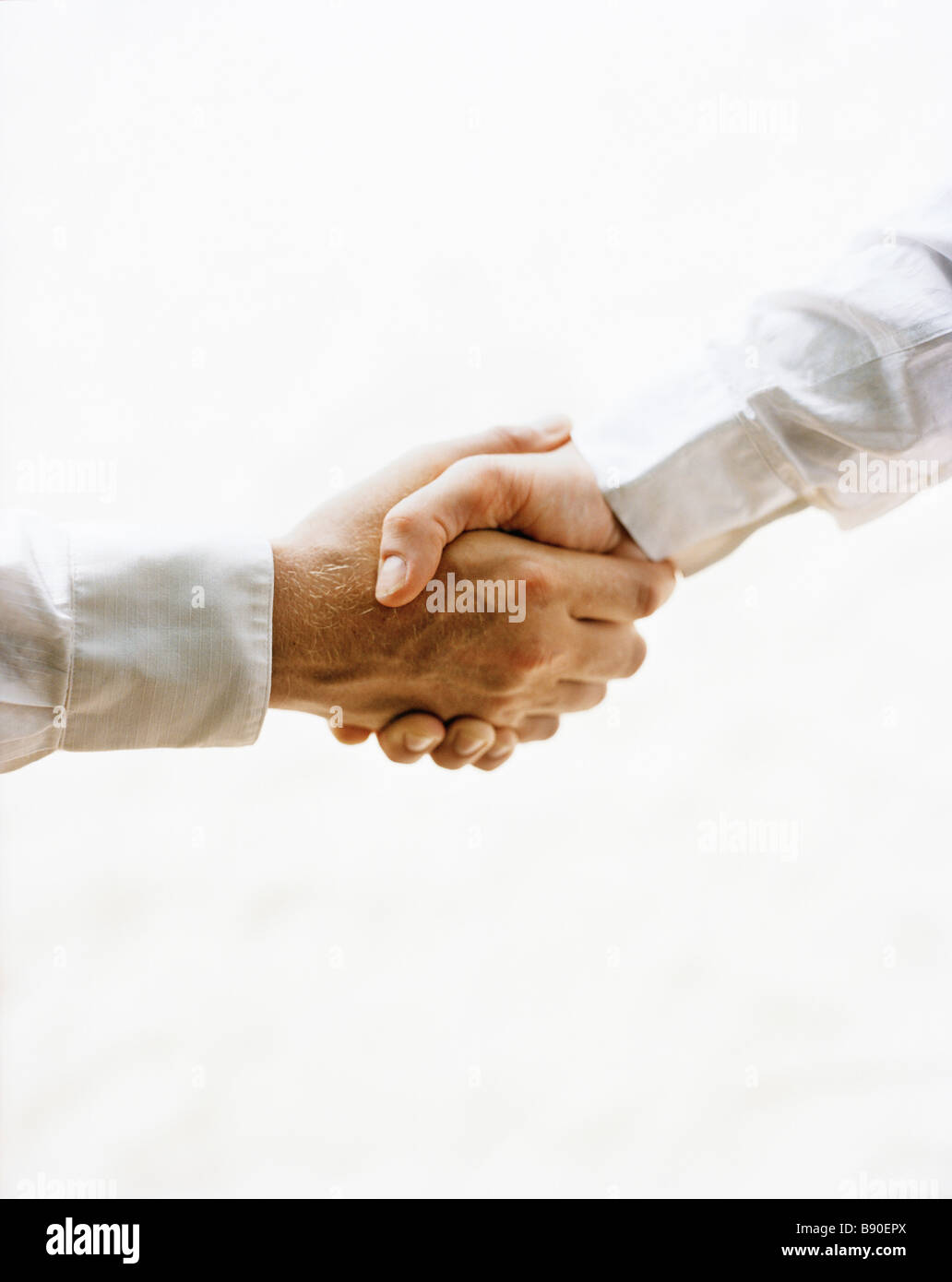 Zwei Männer, die Hände schütteln. Stockfoto