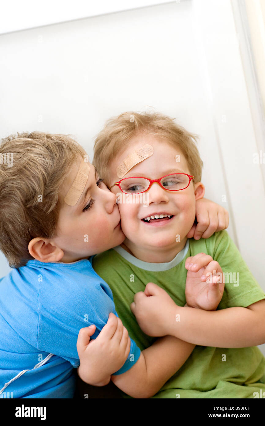 Jungs küssen sich im bett