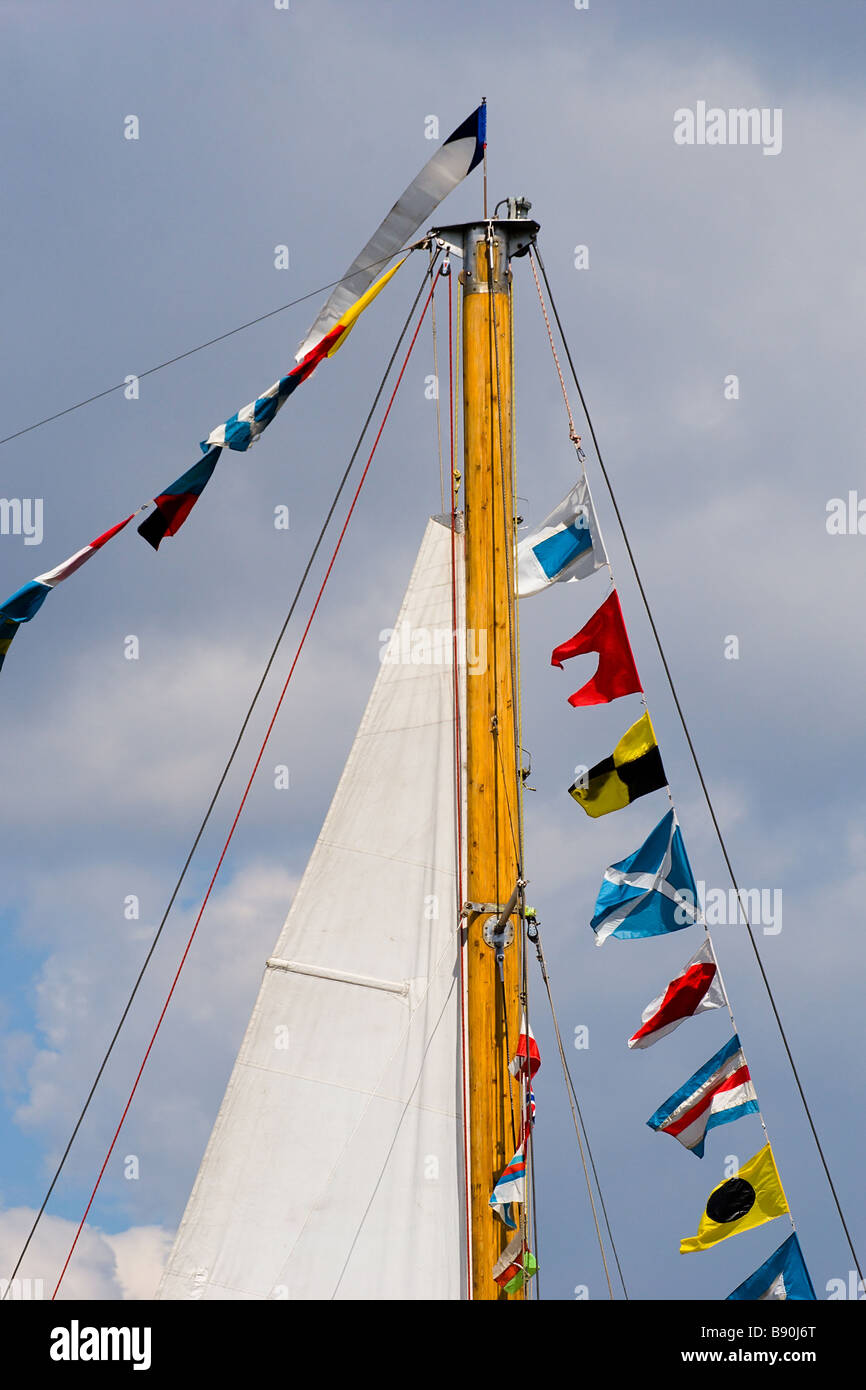 Mast des Schiffes mit Meer Urlaub Fahnen Stockfoto