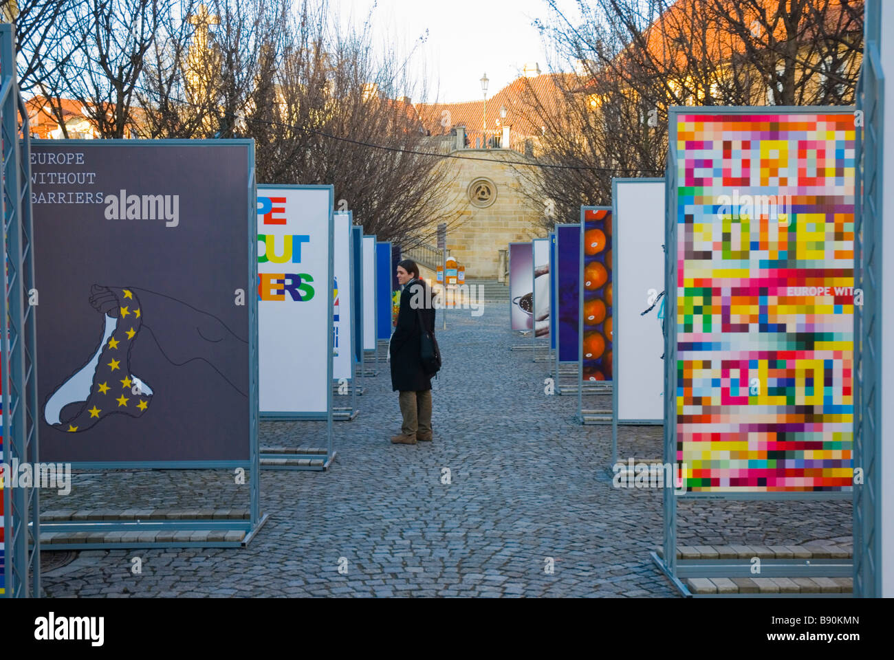 Poster-Ausstellung mit dem Titel Europa ohne Grenzen zu Ehren des tschechischen EU-Ratspräsidentschaft auf Insel Kampa InPrague Tschechische Republik Eur Stockfoto