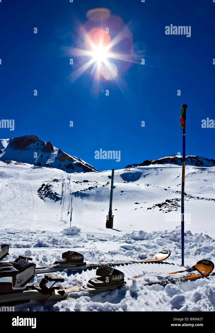 Skipisten leer mit Ski und Stöcke auf chilenischen Anden Chile La Parva Rahmen (und Sonne) Stockfoto