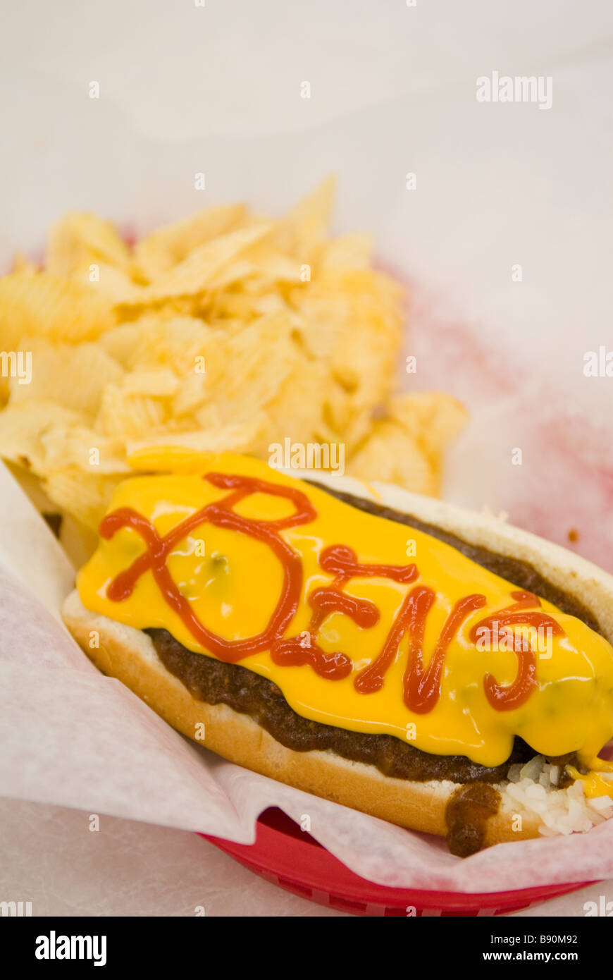 Hälfte-Rauch-Hot-Dog in Ben es Chili Bowl, Landmark Restaurant U Street NW Washington, District Of Columbia, USA, Nordamerika Stockfoto