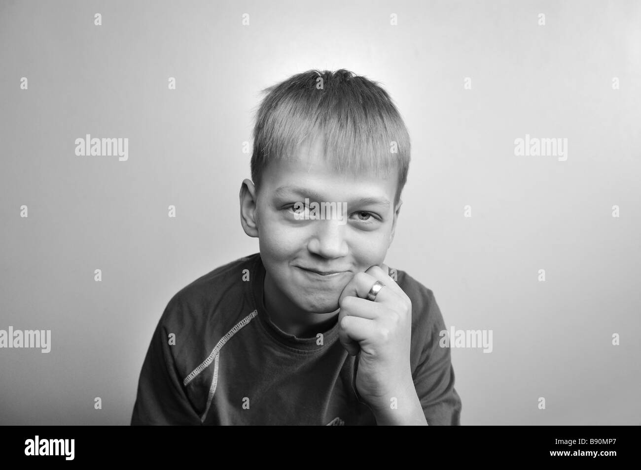 schwarz / weiss Portrait von eine 10 11 12 Jahre alte junge Blick in die Kamera Stockfoto