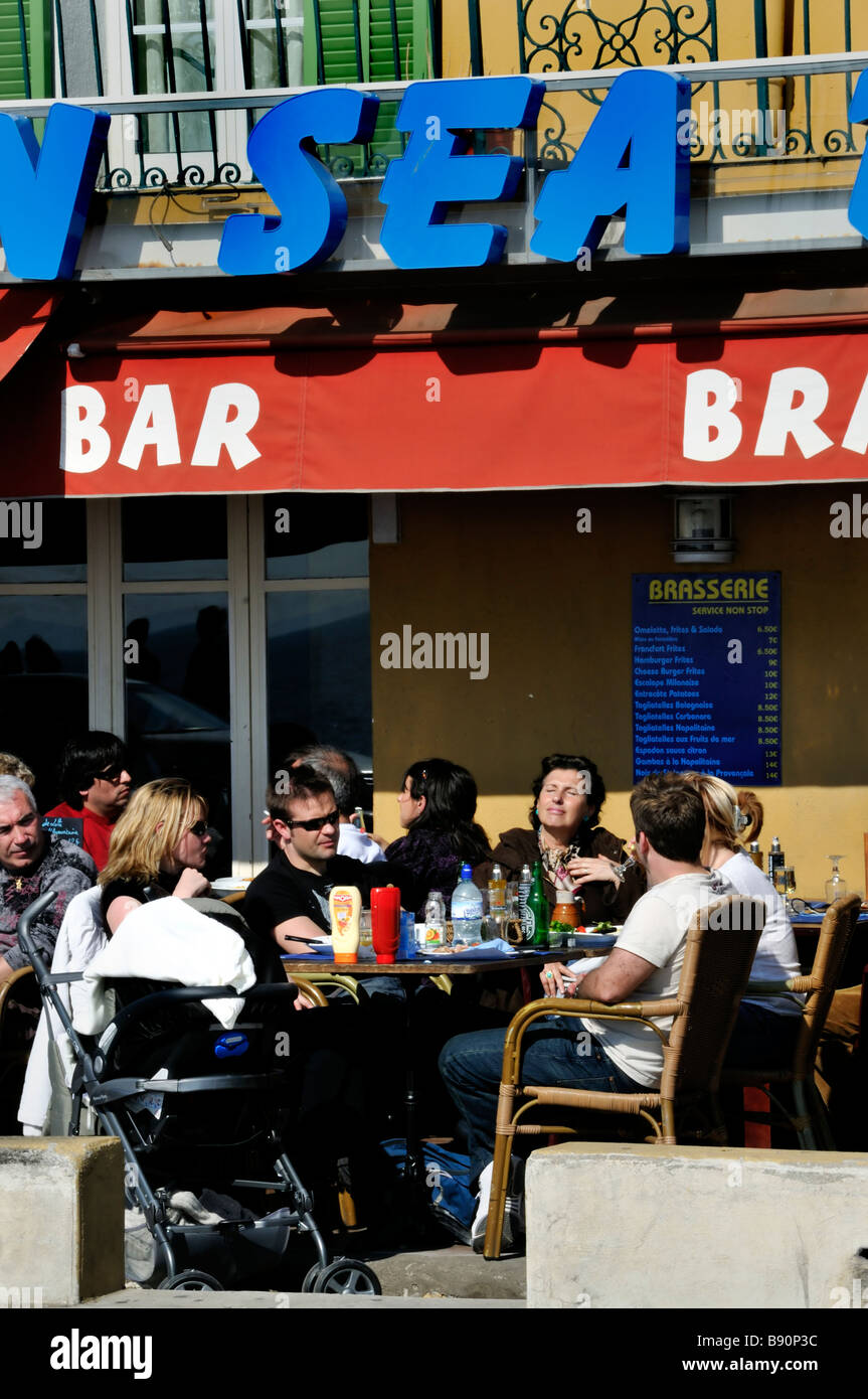 Schöne Frankreich, französische Café-Brasserie-Restaurant, Bürgersteig überfüllten Terrasse am "Quai des Etats Unis" "Sun Sea Blue" Stockfoto