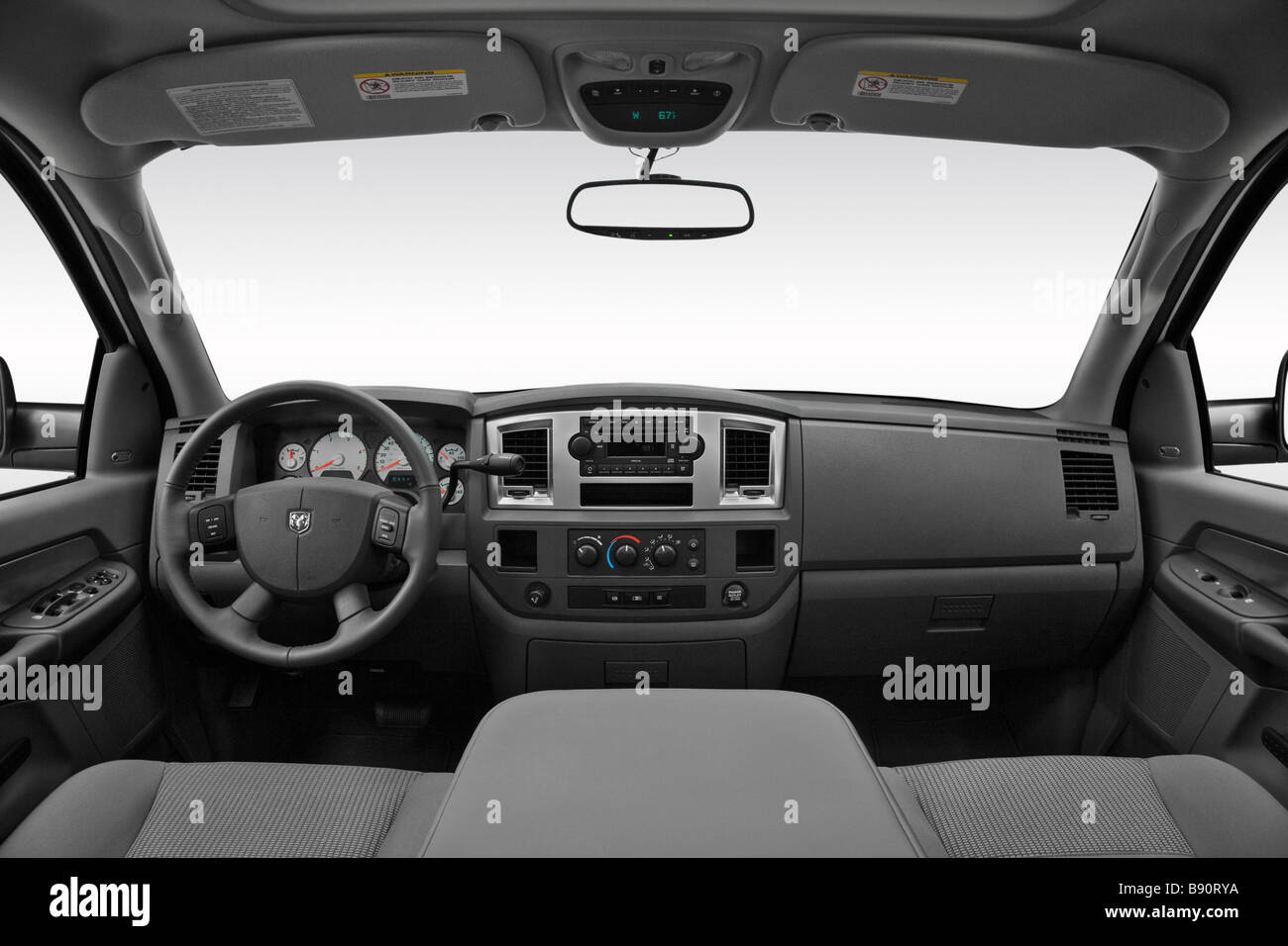 Dodge Ram 2500 Big Horn Ausgabe 2009 in weiß - Armaturenbrett, Mittelkonsole, Getriebe Schalthebel Ansicht Stockfoto