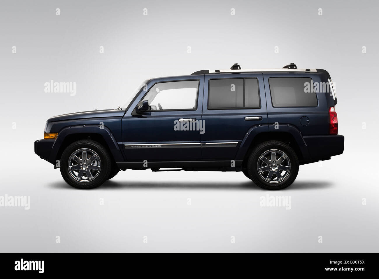 2009 Jeep Commander Overland in blau - Fahrer Seitenprofil Stockfoto