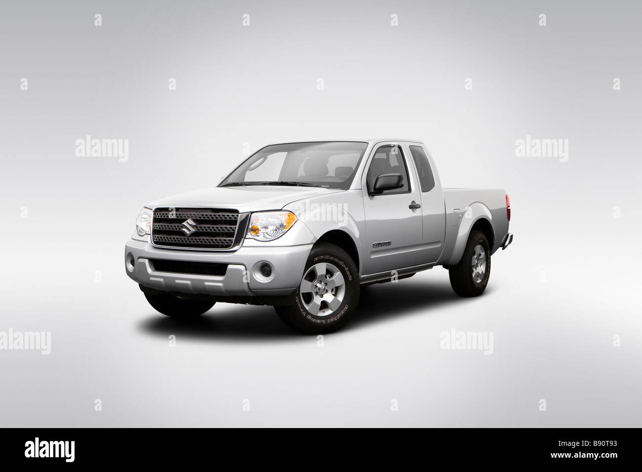 2009 Suzuki Equator in Silber - Winkel-Vorderansicht Stockfoto