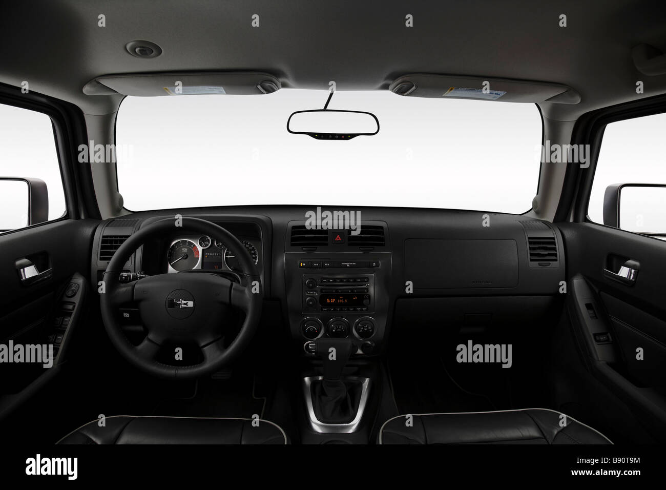 2009 Hummer H3T in grau - Armaturenbrett, Mittelkonsole, Getriebe Schalthebel Ansicht Stockfoto