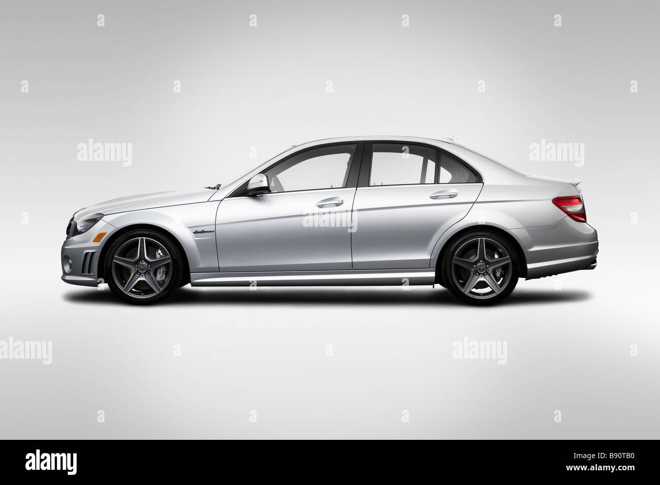 2009 Mercedes-Benz C-Class C63 AMG in Silber - Treiber Seitenprofil Stockfoto