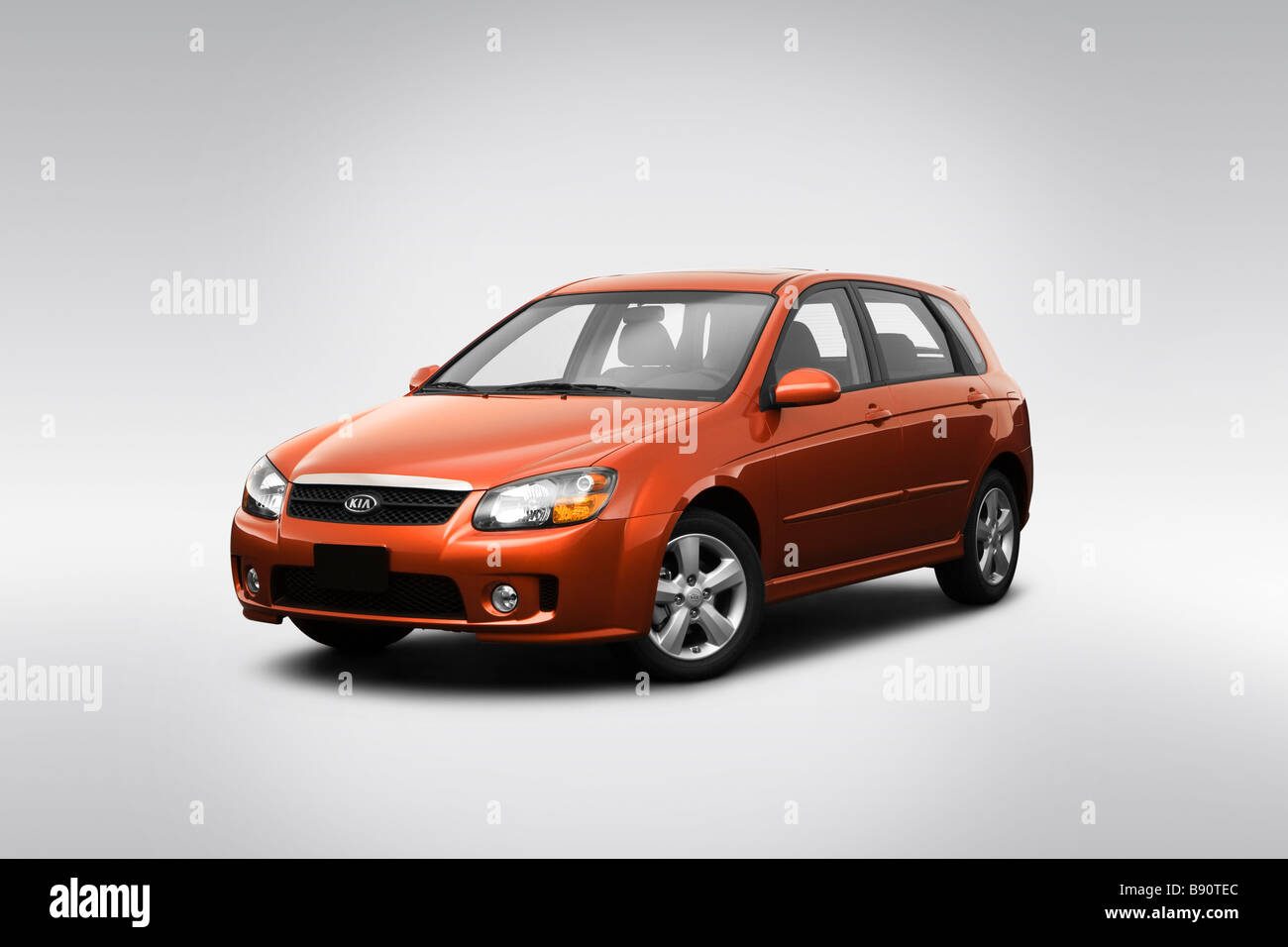 2009 Kia Spectra5 in Orange - Winkel-Vorderansicht Stockfoto