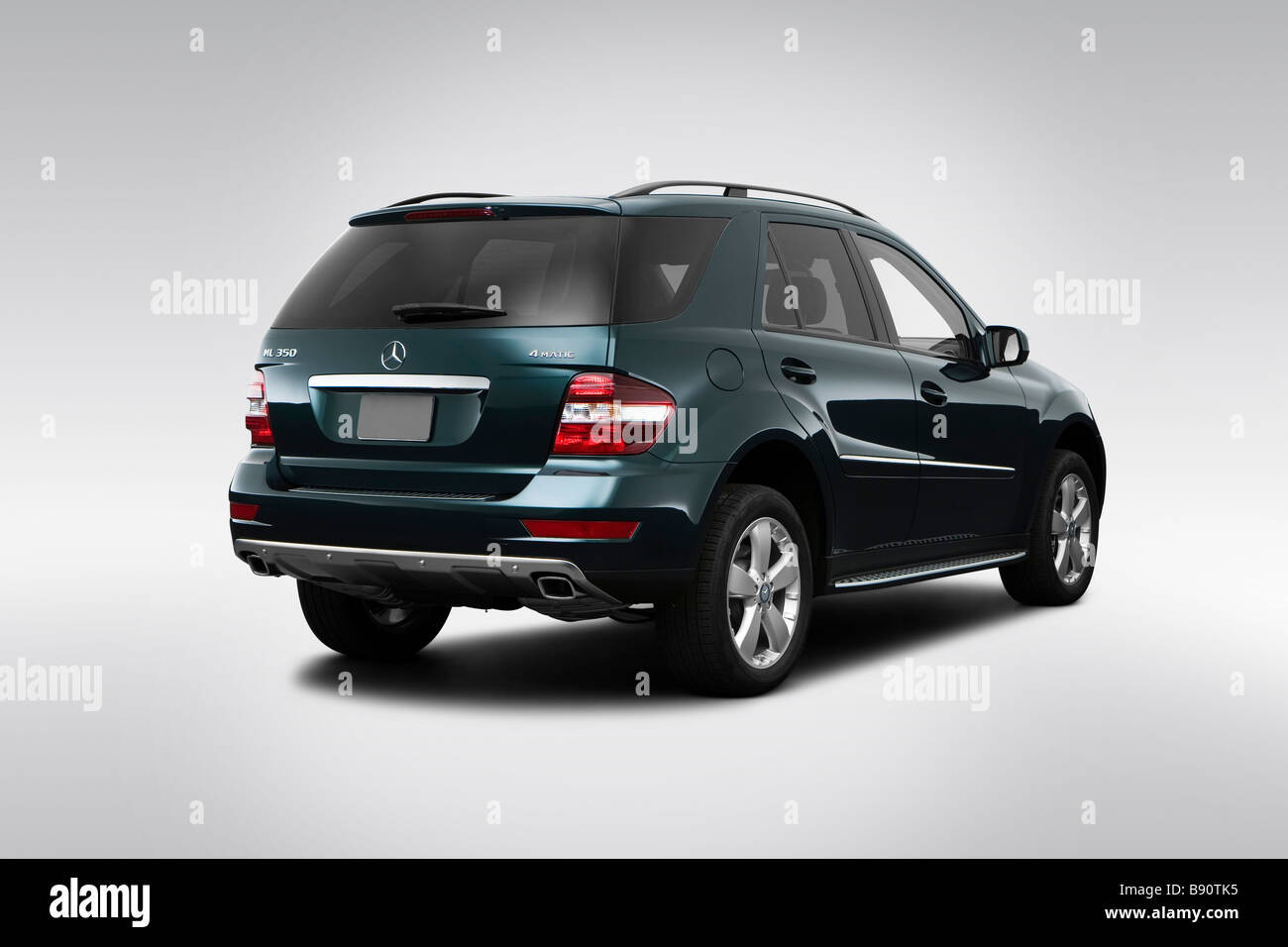 Mercedes Benz M Klasse Ml350 2009 In Grun Winkel Ruckansicht Stockfotografie Alamy