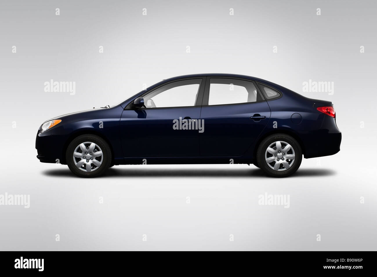 2009 Hyundai Elantra GLS in blau - Fahrer Seitenprofil Stockfoto