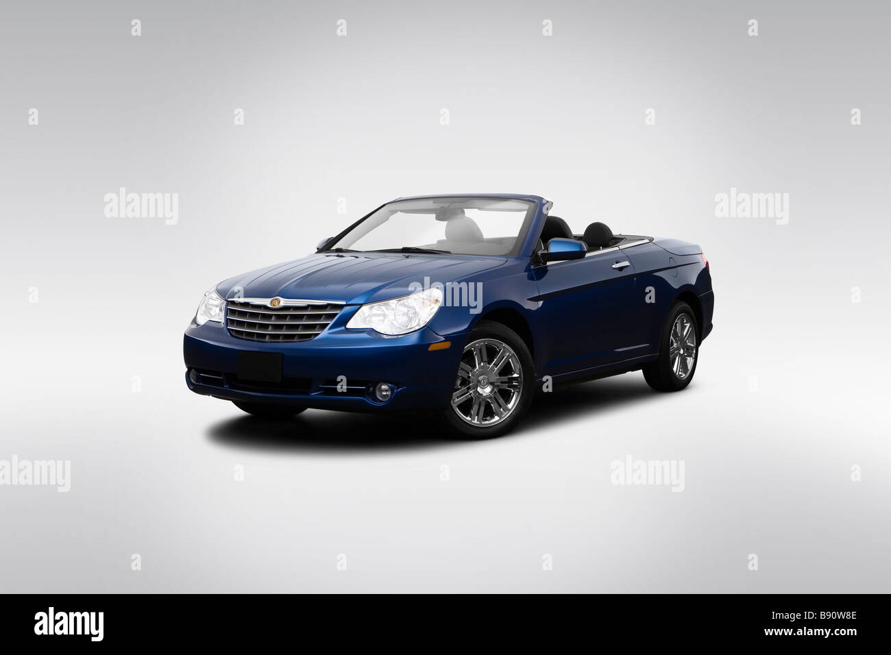 2009 Chrysler Sebring Limited in blau - Winkel-Vorderansicht Stockfoto
