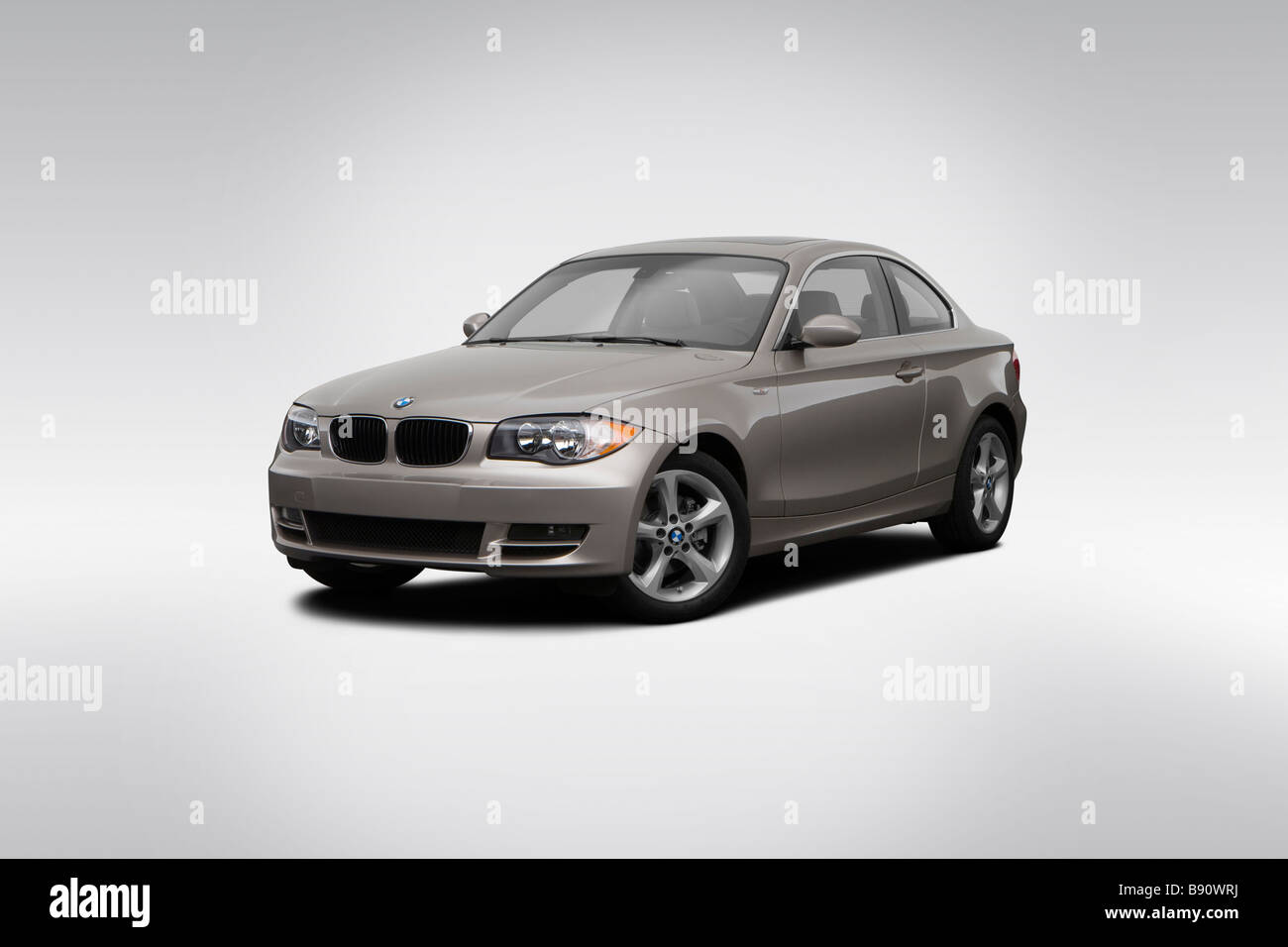 2009 BMW 1er 128i in Silber - Winkel-Vorderansicht Stockfoto