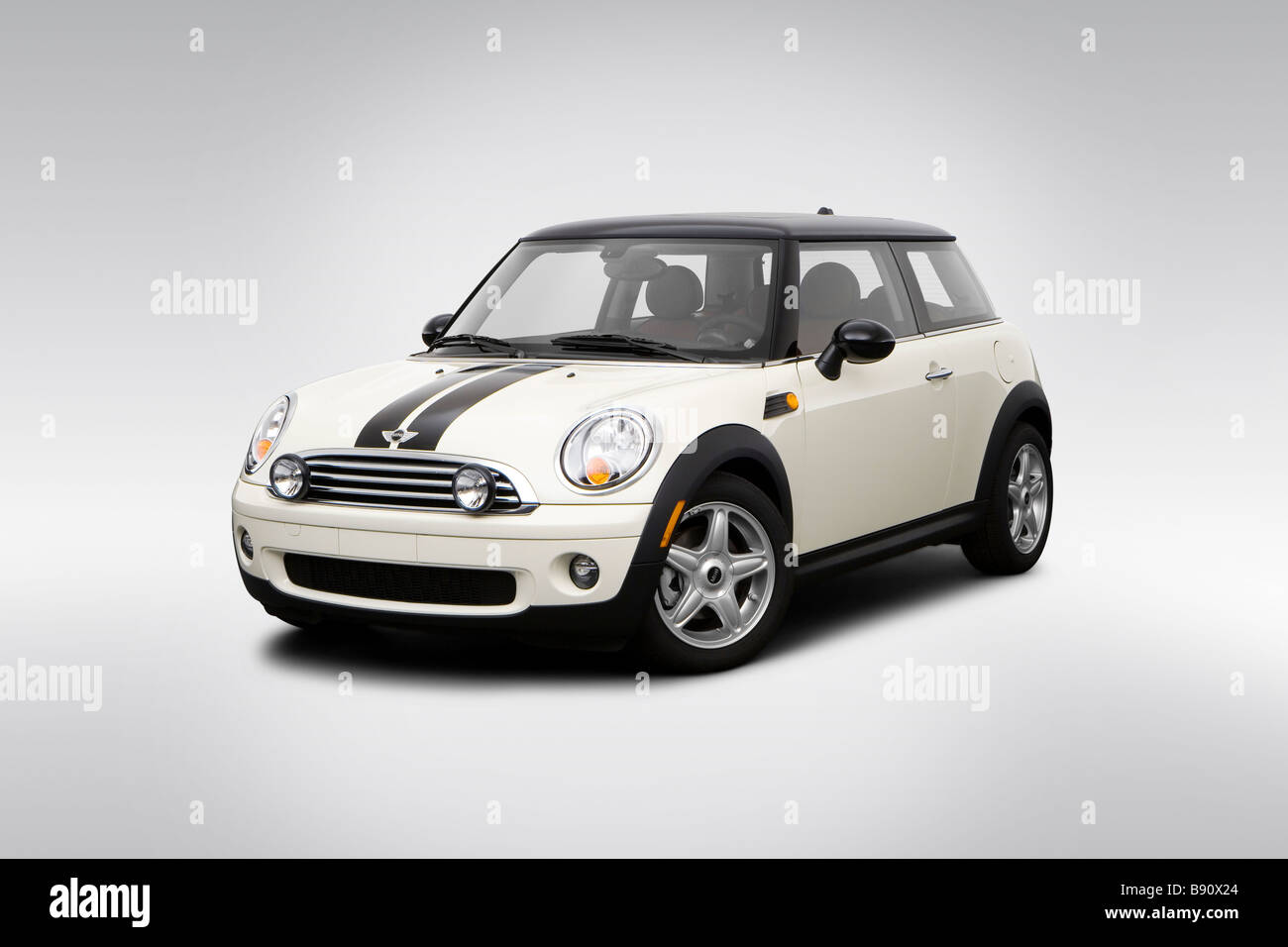 2009 Mini Cooper in weiß - Winkel-Vorderansicht Stockfoto