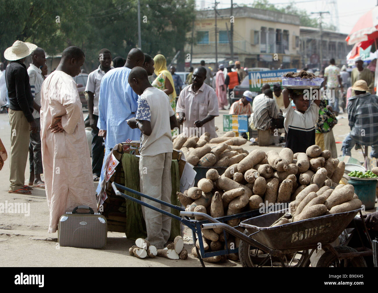 Anbieter auf dem Freiluftmarkt in Maiduguri, Nigeria Stockfoto