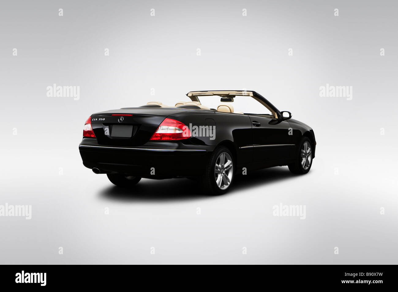 Mercedes-Benz CLK-Klasse CLK350 2009 in schwarz - Winkel Rückansicht Stockfoto