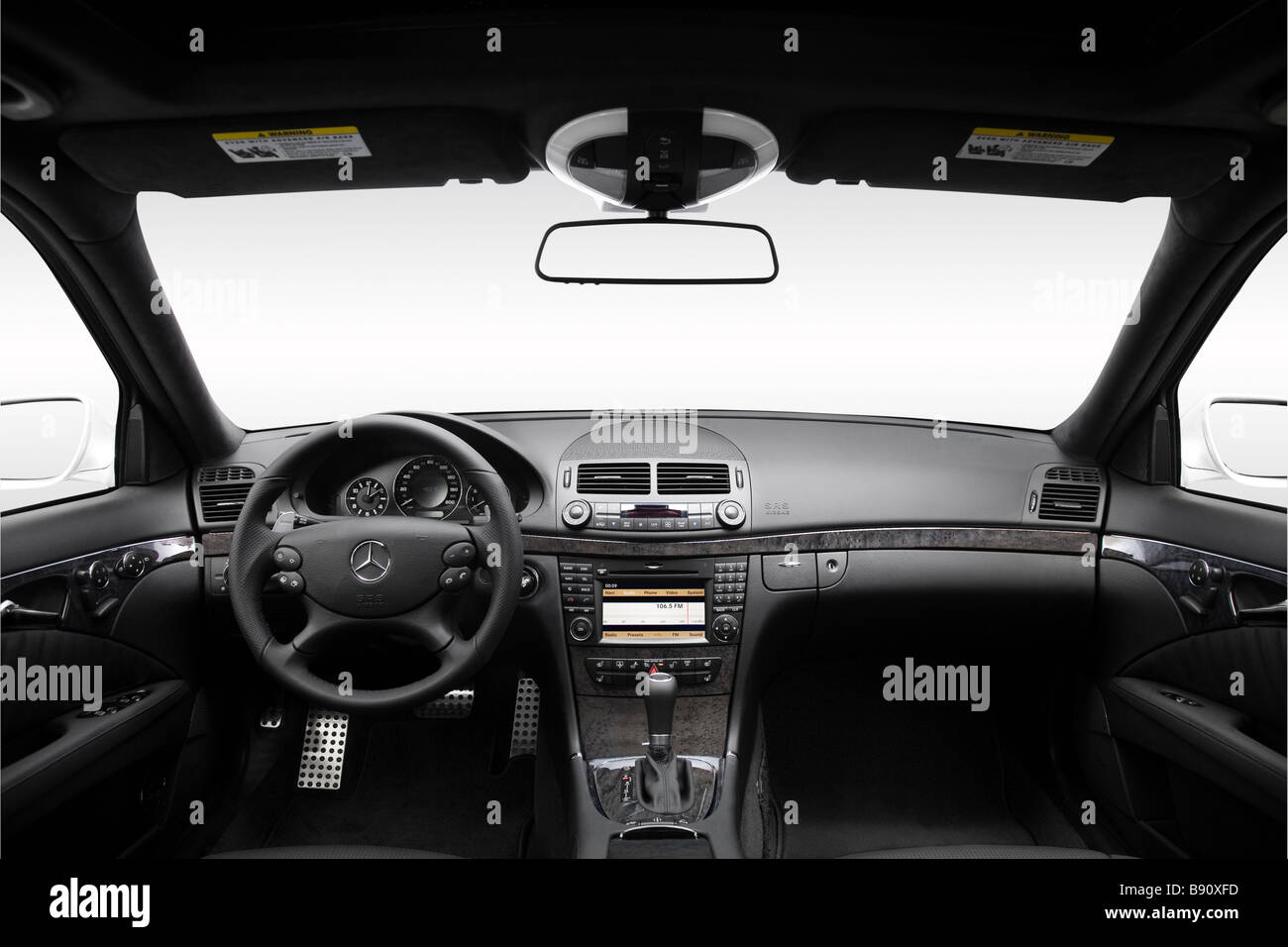 2009 Mercedes Benz E Klasse E63 Amg In Silber Armaturenbrett Mittelkonsole Getriebe Schalthebel Ansicht Stockfotografie Alamy