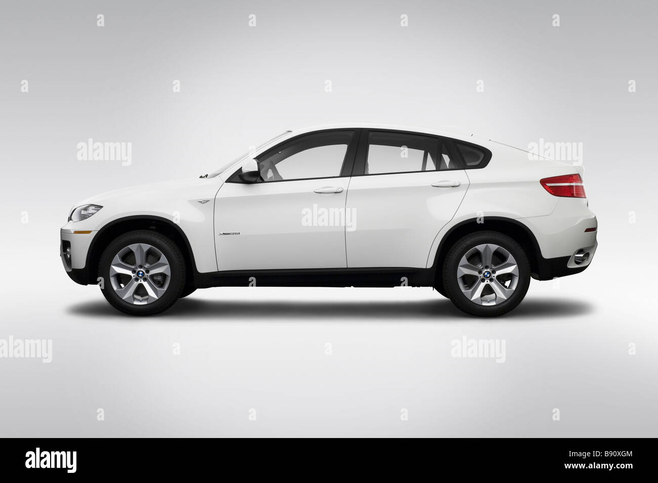 2009 BMW X 6 xDrive 35i in weiß - Treiber Seitenprofil Stockfoto