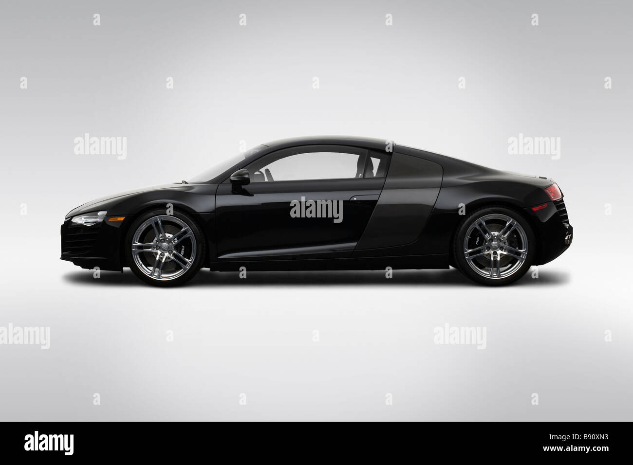 2009 Audi R8 in schwarz - Treiber Seitenprofil Stockfoto