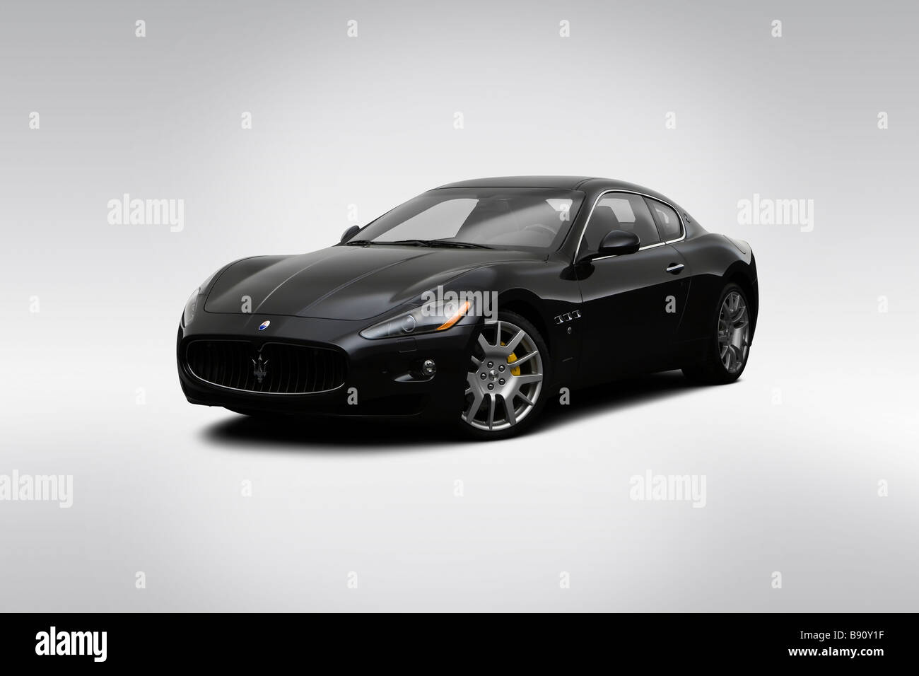 2009 Maserati Gran Turismo in grau - Winkel-Vorderansicht Stockfoto