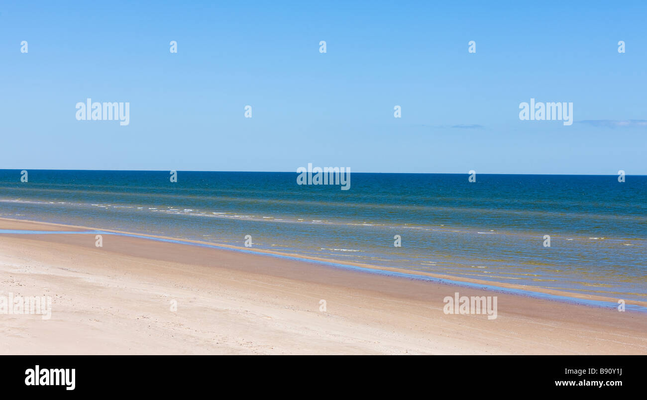 Meer und Strand einen sonnigen Tag Lettland. Stockfoto