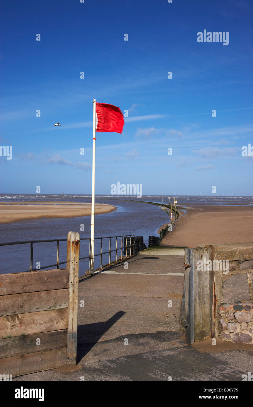 Rote Warnung Flagge am Meer Stockfoto