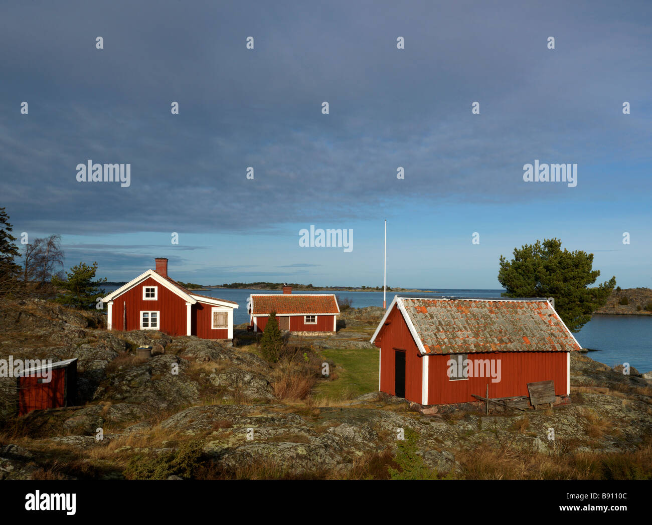 Rote Häuschen Tjust Archipel Schweden. Stockfoto