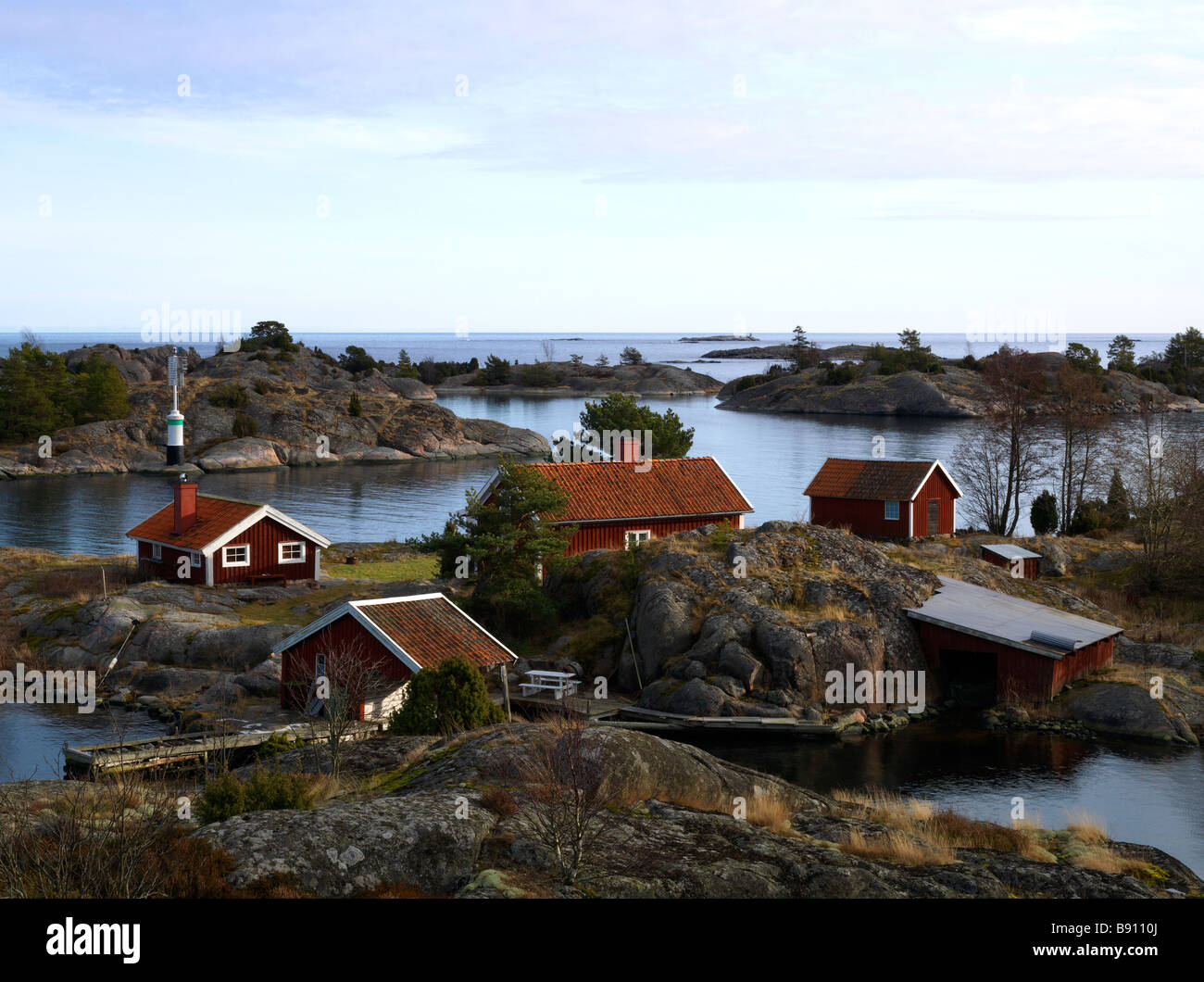 Häuser und ein Leuchtturm Tjust Archipel Schweden. Stockfoto