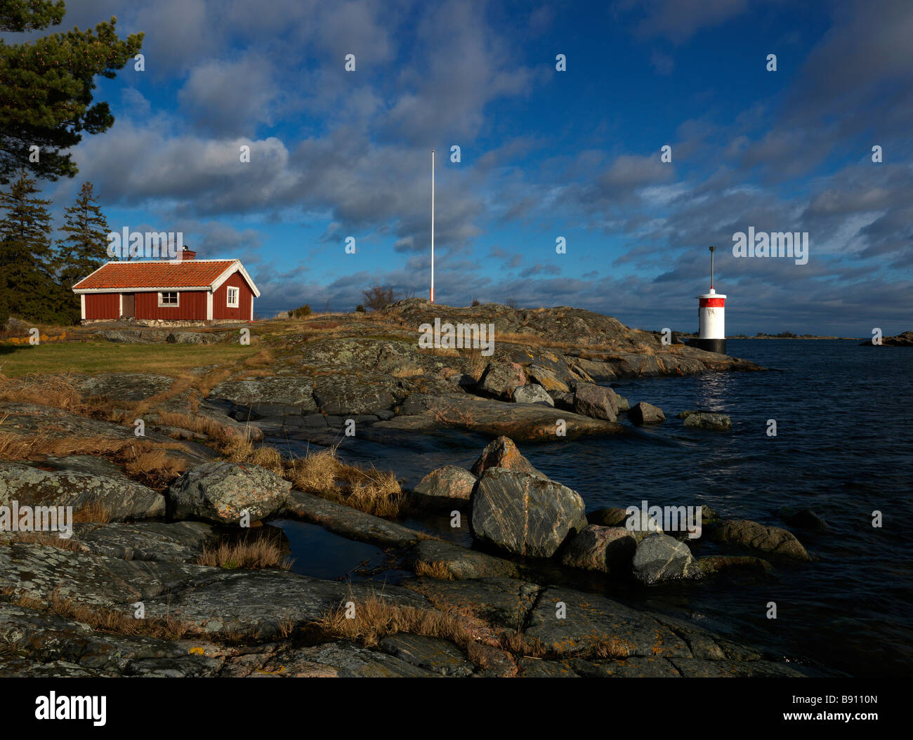 Haus und ein Leuchtturm Tjust Archipel Schweden. Stockfoto