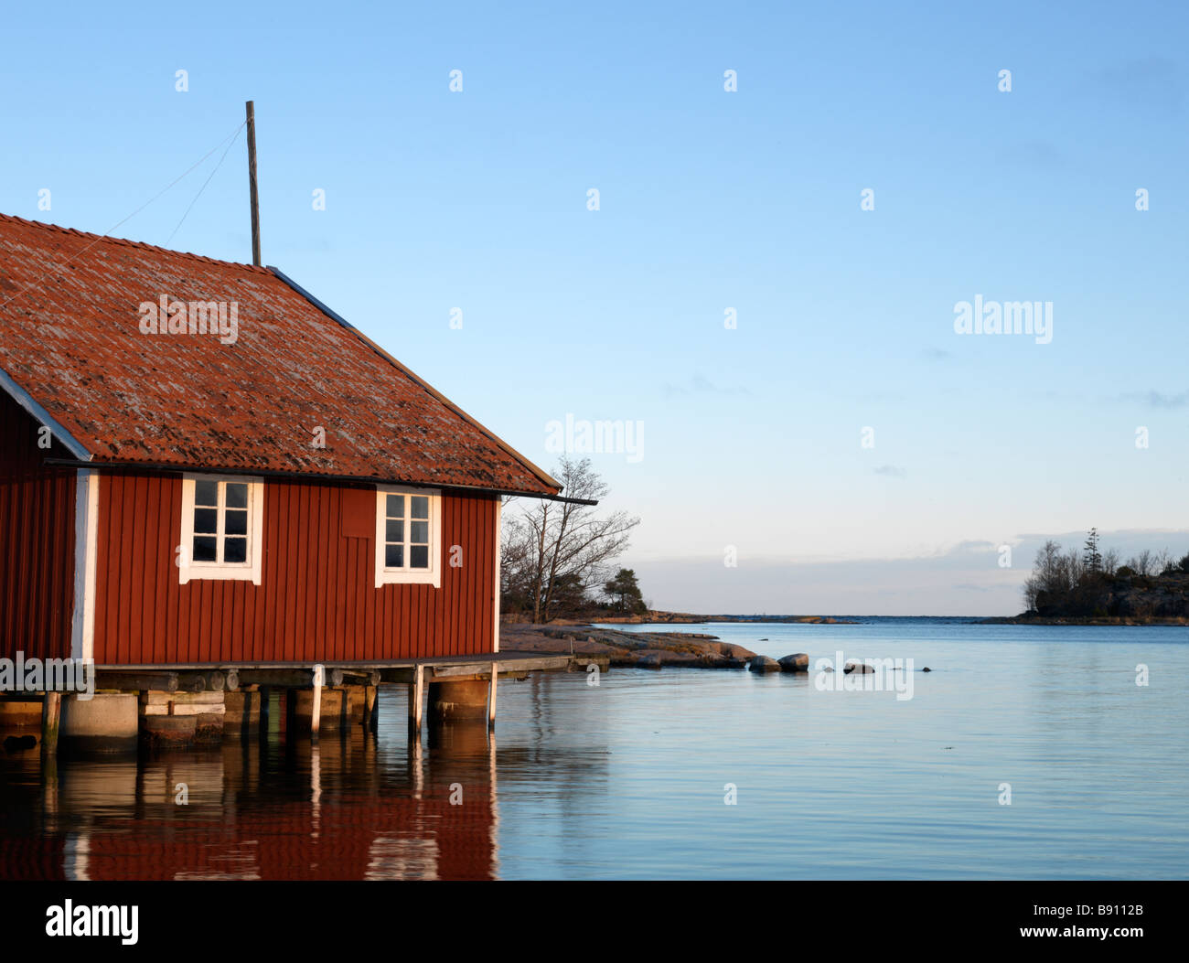 Ein Bootshaus Tjust Archipel Schweden. Stockfoto