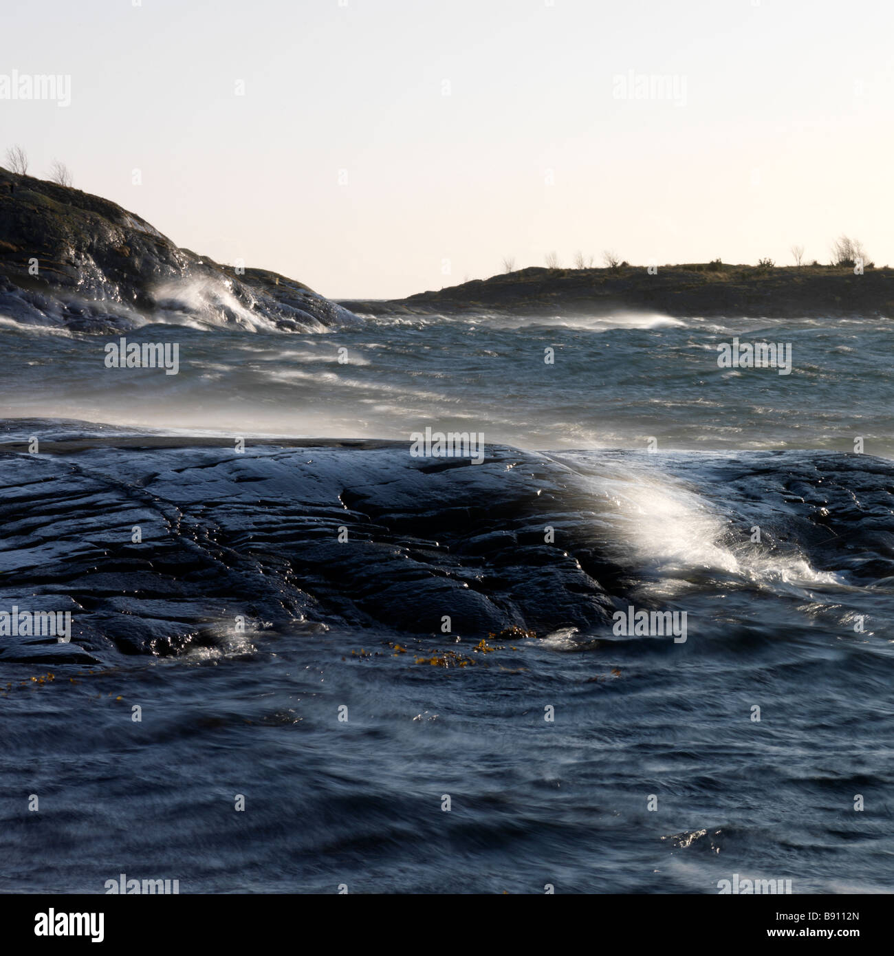 Wasser über Klippen Tjust Archipel Schweden. Stockfoto