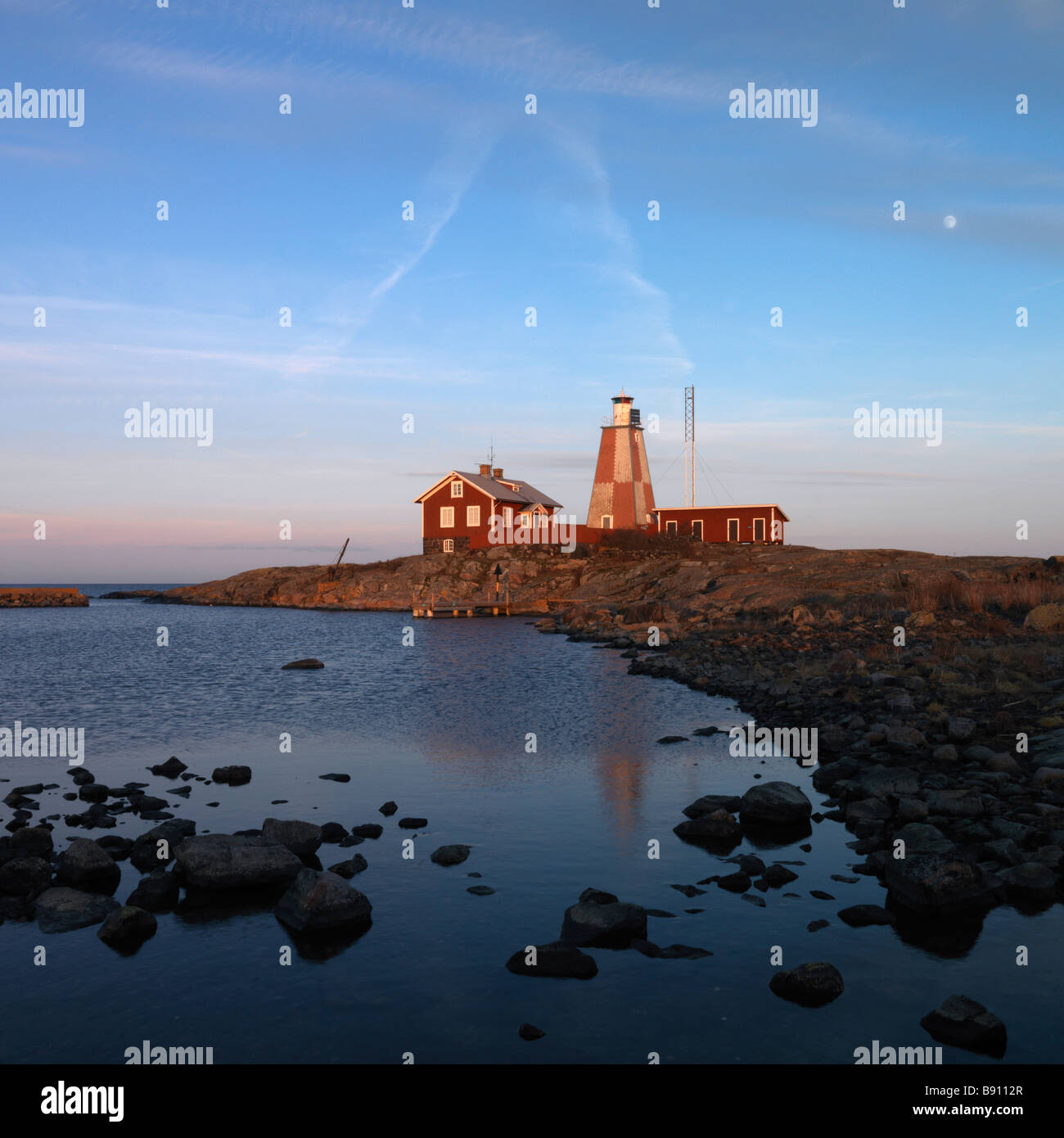 Ein Leuchtturm und Häuser Tjust Archipel Schweden. Stockfoto