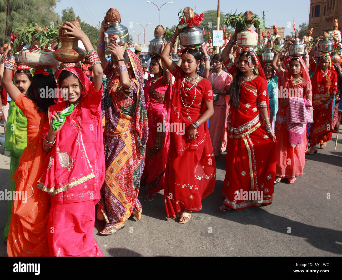 Indien Rajasthan Jaisalmer Desert Festival zeremonielle Prozession Frauen Stockfoto