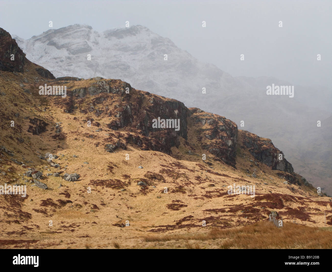 Nebel überrollen schottischen Berge im Hochland Stockfoto