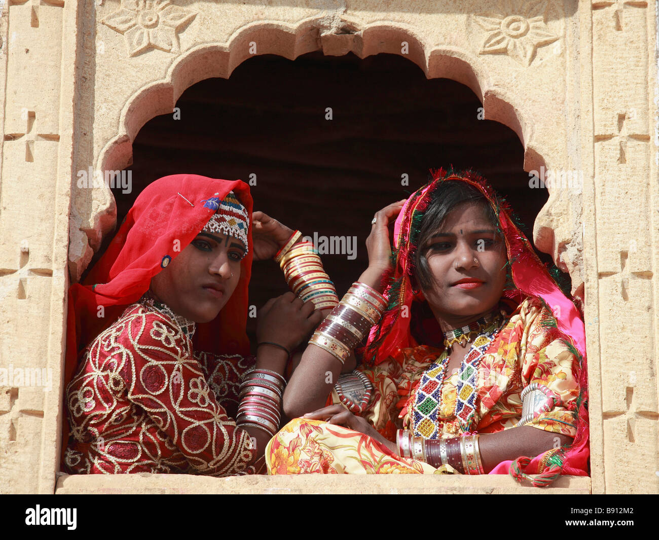 Indien Rajasthan Jaisalmer Rajasthani Mädchen in einem Fenster Stockfoto