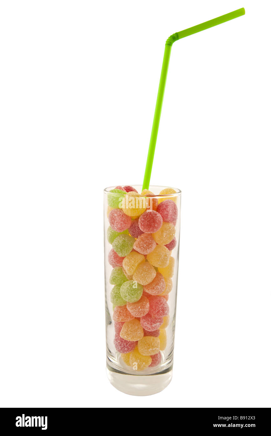 Glas multicolor Bonbons als Cocktail mit grünen Stroh Stockfoto