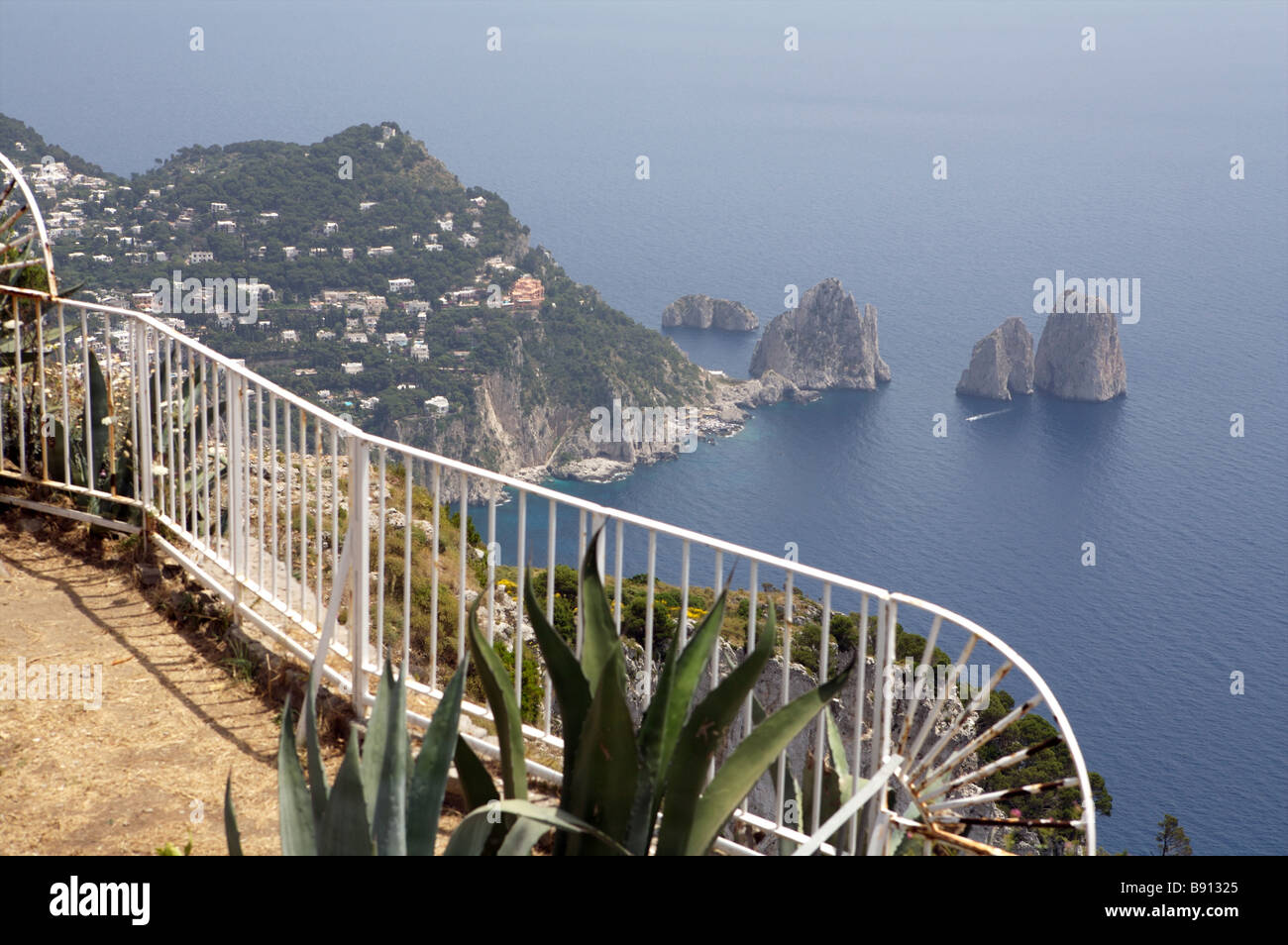 Ein Blick auf die Insel Capri und Ana Capri aus einer oben auf der Insel Stockfoto