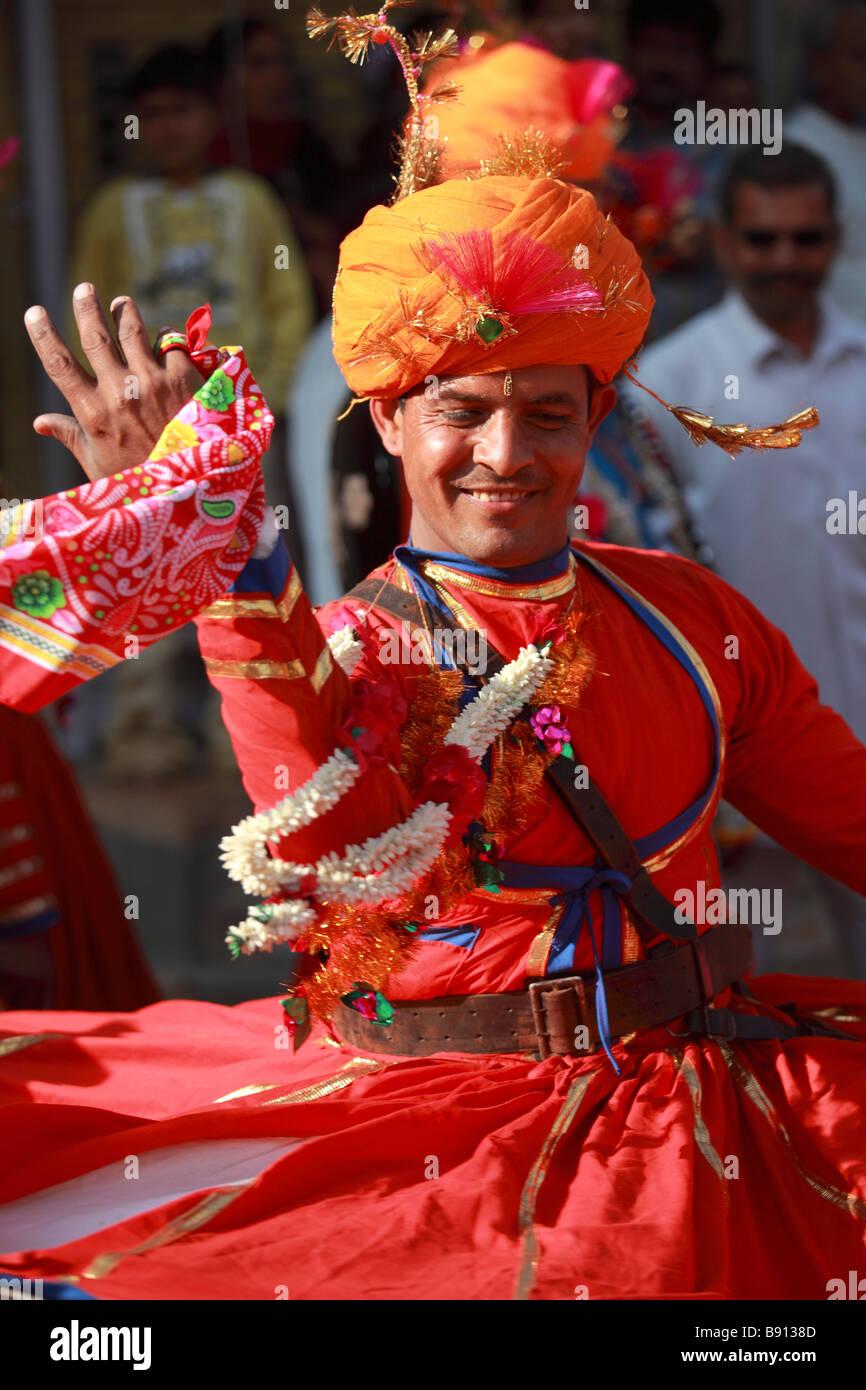 Indien Rajasthan Jaisalmer Desert Festival Tanz Mann Stockfoto