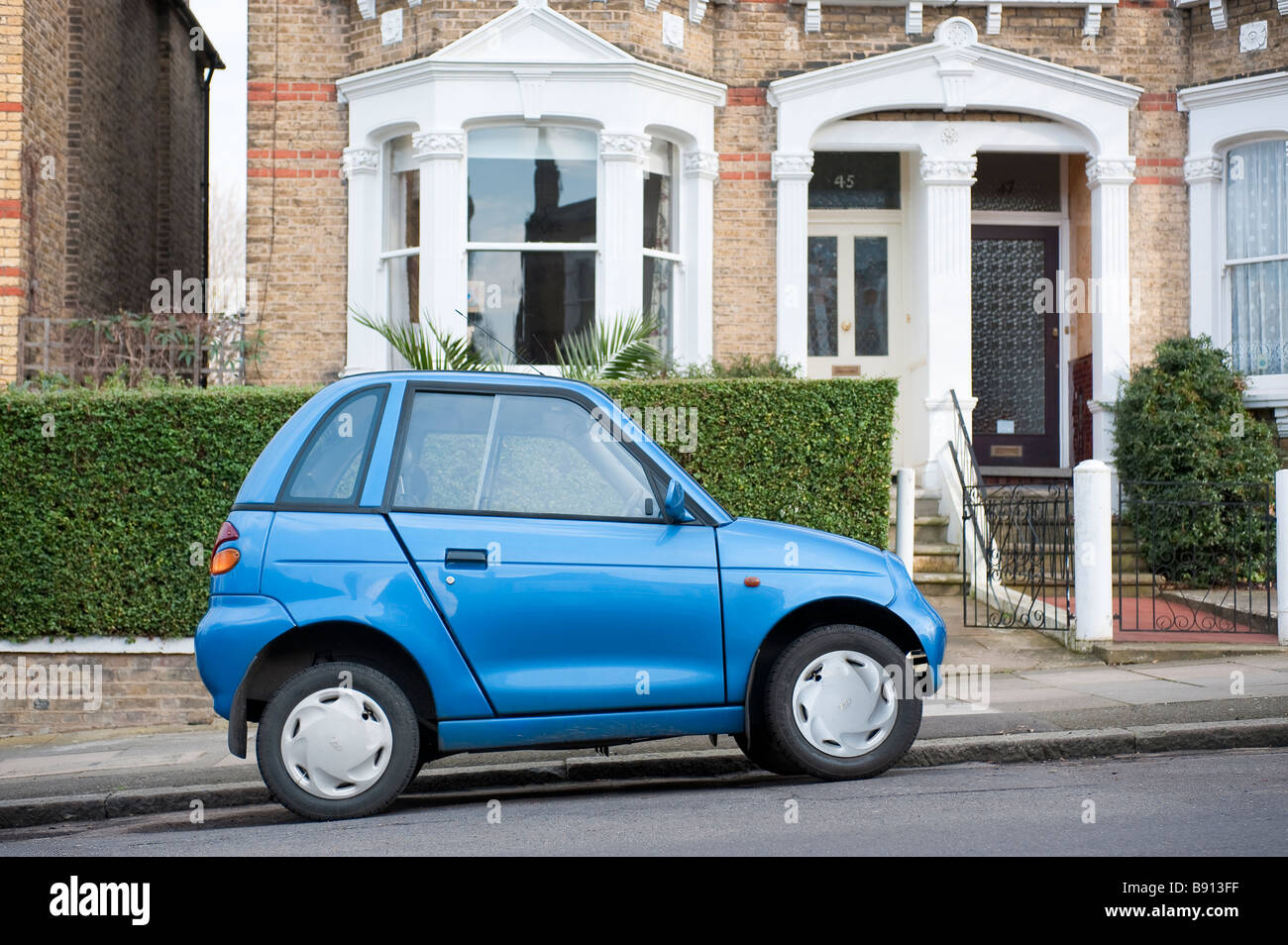 G-Wiz Elektro-Auto parkten in einer Wohnstraße in London Stockfoto